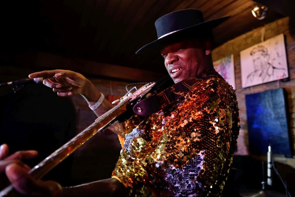 Carvin Jones at Hard Rock Pub Pamela by Wojtek Zilmann