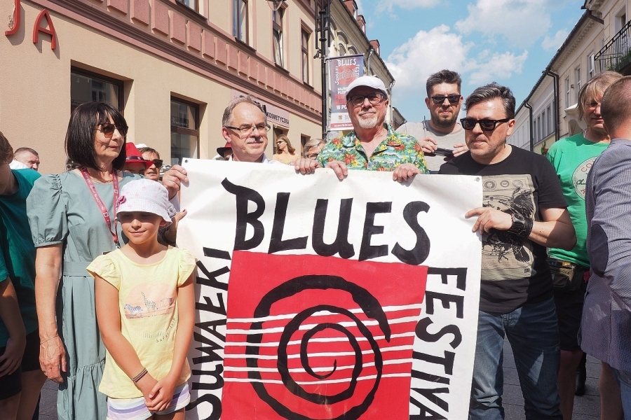 Od lewej przy banerze stoją: Alicja Andrulewicz, dyrektor SOK,  Czesław Renkiewicz, prezydent Suwałk,Jan Chojnacki, dziennikarz, Bogdan Topolski, dyrektor artystyczny SBF