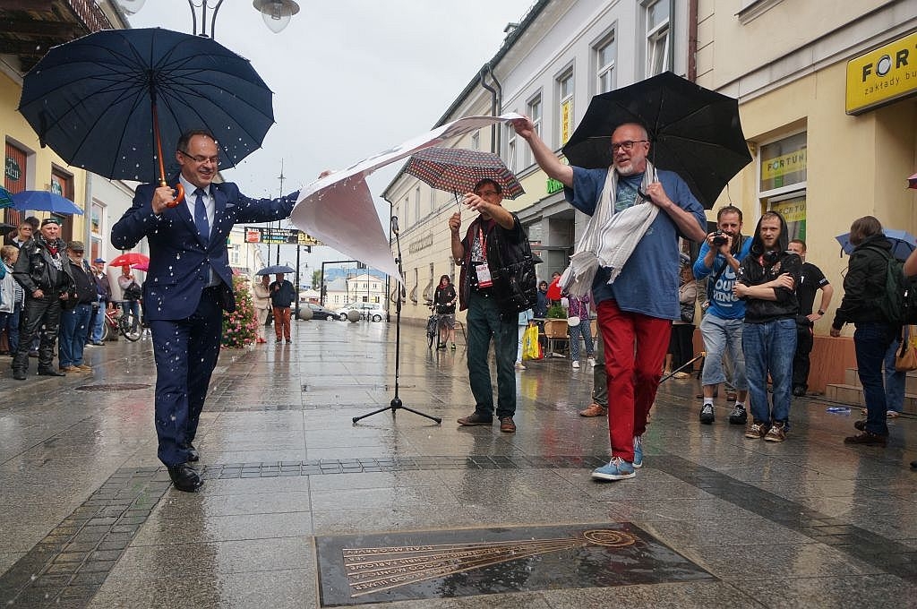 Prezydent miasta Suwałki Czesław Renkiewicz (z lewej) odsłonił 8. tablicę na Alei Gwiazd Bluesa