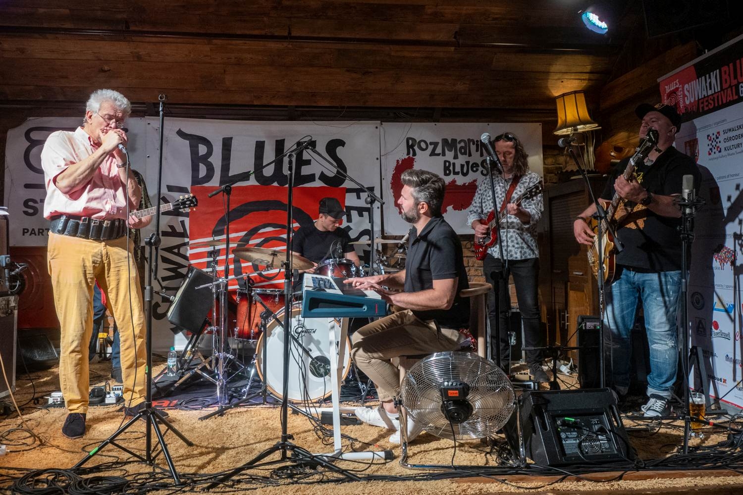Sławek Wierzcholski i Nocna Zmiana Bluesa nagrywają koncert w Rozmarino. Przy pianie Bartek Szopiński