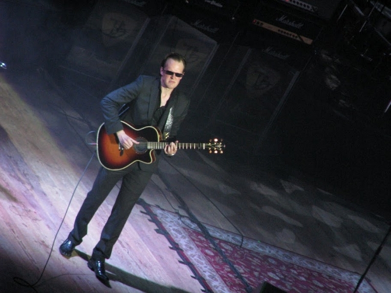 Joe Bonamassa w Sali Kongresowej grał na gitarze elektroakustycznej