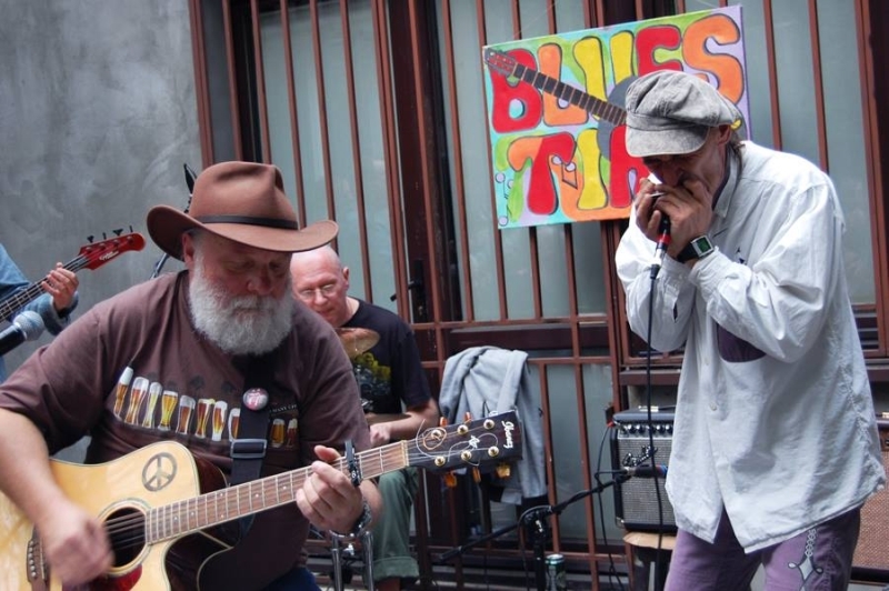 Zespół Blues Time to m. in. Zbyszek Jędrzejczyk (z gitarą) , wiceprezes POlskiego Stowarzyszenia Bluesowego