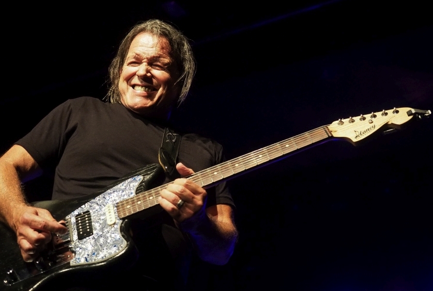 Tommy Castro with castrocaster at Jimiway Blues Festival 2018