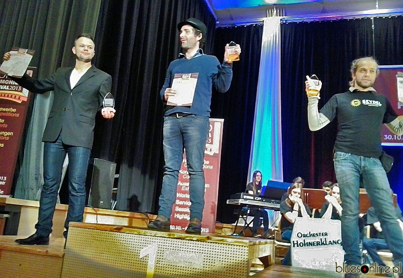 Marcin Dyjak (z lewej) na podium w Trossingen podczas World Harmonica Festival 2013  