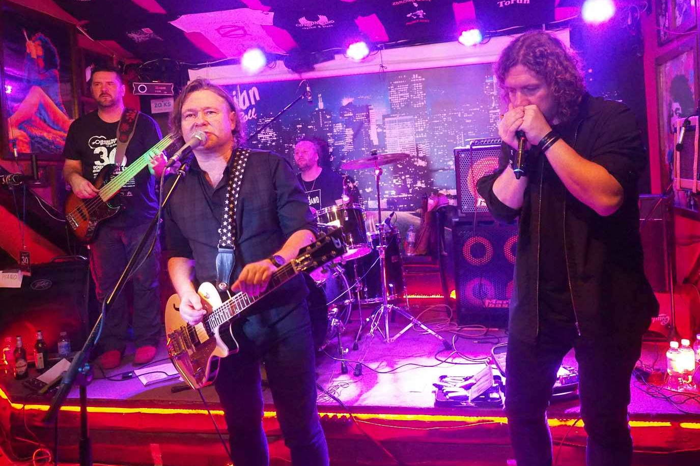 J.J.Band w pubie 6-ścian podczas III Podlaskiego Maratonu Bluesowego 28.12.2021, gościnnie Łukasz Wiśniewski (z prawej)