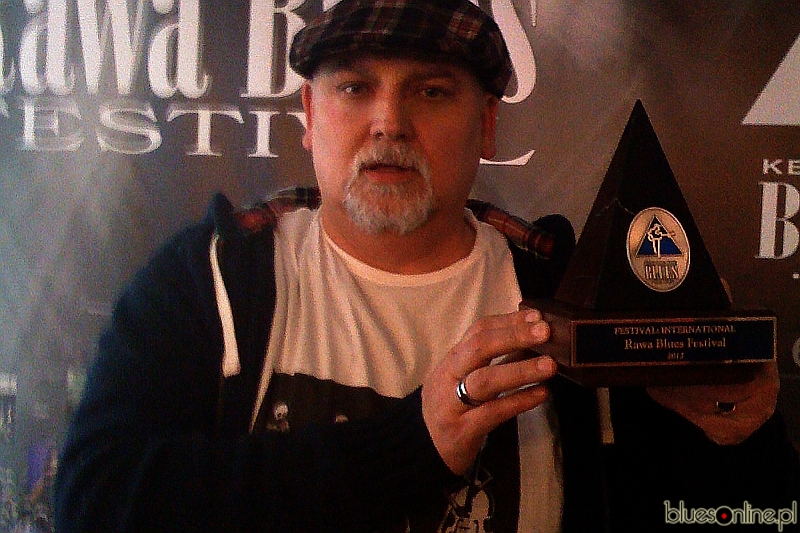 Jerzy Kossek prezentuje Keeping the Blues Alive Award dla festiwalu Rawa Blues (fot. Wikipedia)