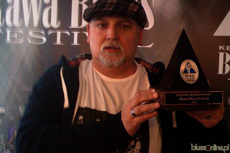 Jerzy Kossek prezentuje Keeping the Blues Alive Award dla festiwalu Rawa Blues (fot. Wikipedia)