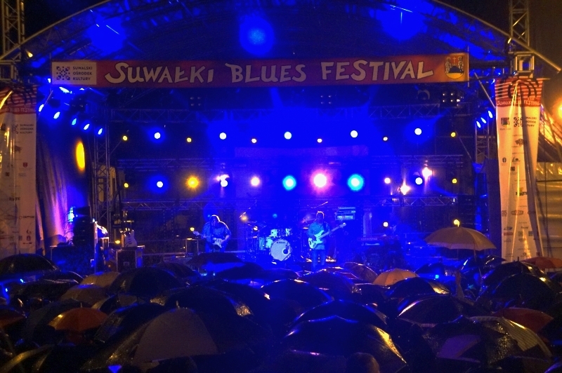 Darmowy koncert Coco Montoyi mimo deszczu ściągnął na Suwałki Blues Festival tłumy fanów z całej Polski