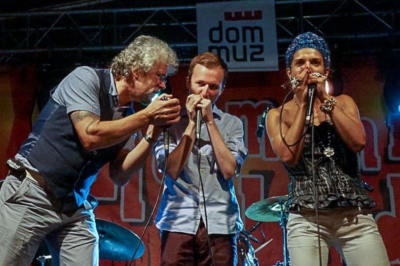 Sławek Wierzcholski, Konstantin Reinfeld i Rachelle Plas w finale koncertu XV Harmonica Bridge Festival
