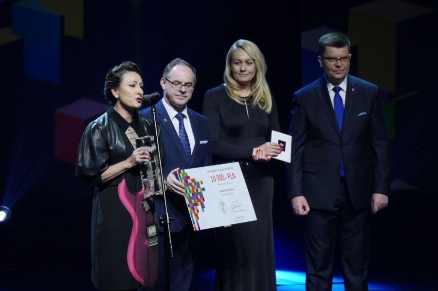 Bożena Kamińska (pierwsza z lewej) i Czesław Renkiewicz (drugi od lewej) odebrali nagrodę z rąk marszałka Jerzego Leszczyńskiego (z prawej) Fot. Wojciech Oksztol/Wrota Podlasia